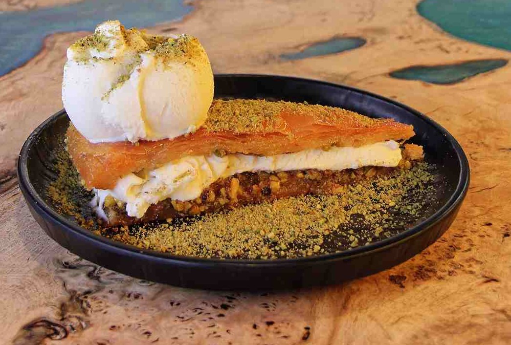 کافه کنافه کرمان - راهنمای کامل شما برای کشف بهترین کافه دنج کرمان و غرق شدن در دنیای بی‌نظیر دسرهای ترکی و نوشیدنی‌های